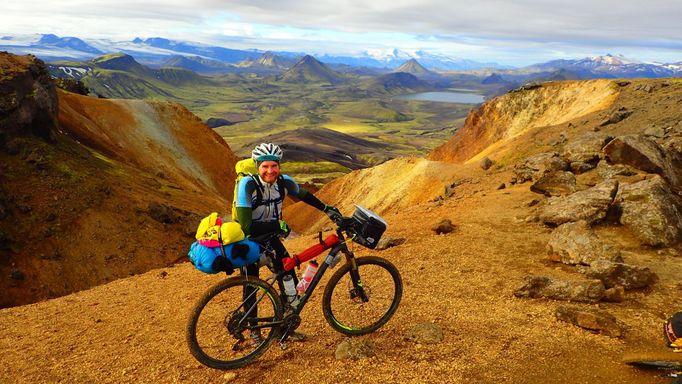 Jakub Vlček cestou na Eyjafjallajökull - ledovec, pod nímž se skrývá aktivní sopka.