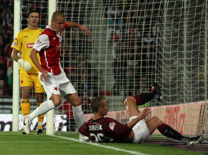 Fotbalista klubu AC Sparta Praha Jiří Jarošík (na zemi) v utkání Gambrinus ligy.