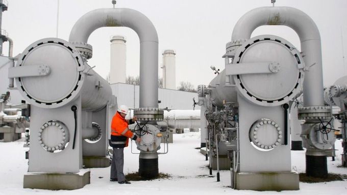 Technici kontrolují stanici kompresorů v německém Werne. I Německo drtivě zasáhla odstávka ruského plynu.