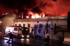 Při hašení požáru v Moskvě zahynulo osm hasičů, zřítila se na ně střecha