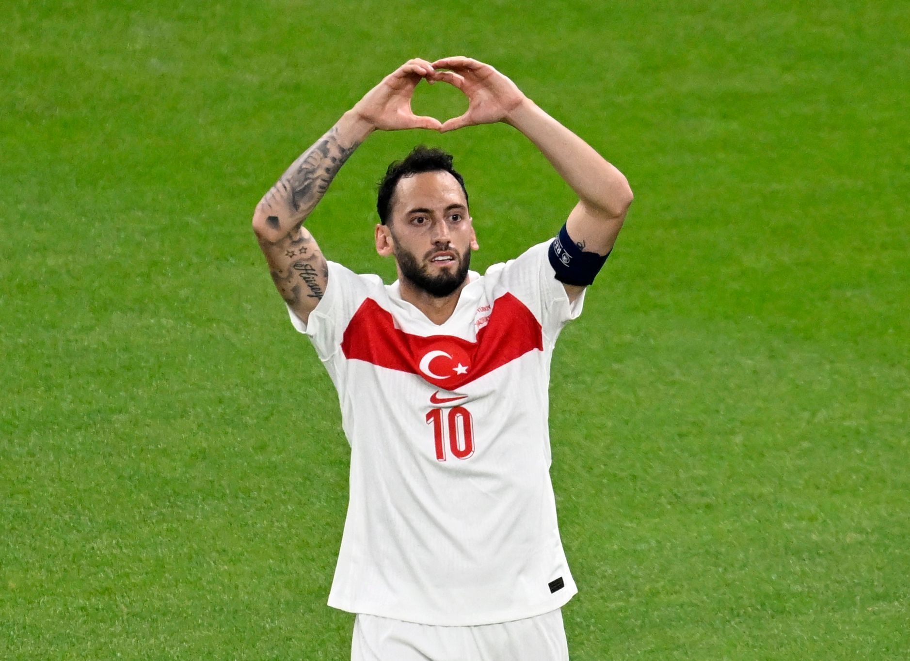 Hakan Calhanoglu slaví gól v zápase Eura 2024 Česko - Turecko