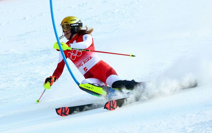 Katharina Liensbergerová při slalomu žen na Olympijských hrách v Pekingu