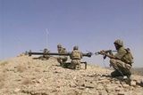 Pákistánští vojáci se připravují k výstřelu z protitankové zbraně.