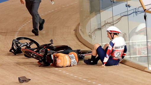 Nizozemská dráhová cyklistka Laurine van Riessenová měla ve semifinále olympijského keirinu ošklivý pád.