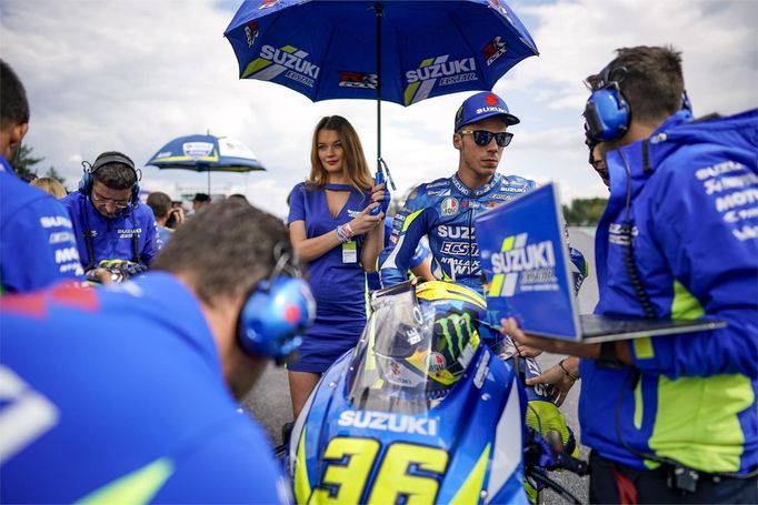 Grid girls na Velké ceně České republiky 2019: Joan Mir, Suzuki