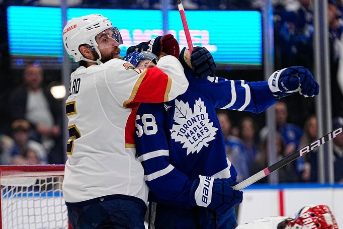 Aaron Ekblad (5) a Michael Bunting (58)