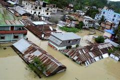 Počet obětí záplav v Bangladéši stoupl na 140, záchranáři jsou odříznuti od některých vesnic