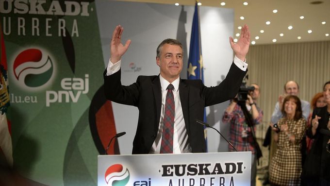 Předseda umírněné Baskické nacionalistické strany Inigo Urkullu slaví volební vítězství PVN.