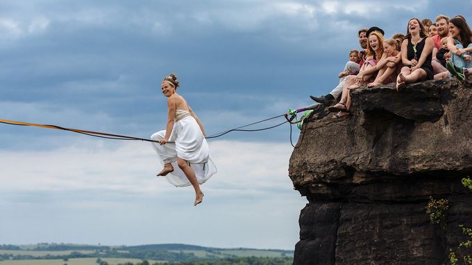 Snímek "Highlinová svatba" od fotografa Lukáše Bíby, jehož práci znáte i z Aktuálně.cz, je nominován na první cenu v kategorii Lifestyle.