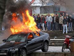 Střet příznivců opozice s policejními složkami měl mnoho podob: Hořely nejen automobily.