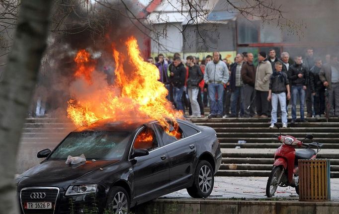 Střet příznivců opozice s policejními složkami měl mnoho podob: Hořely nejen automobily.