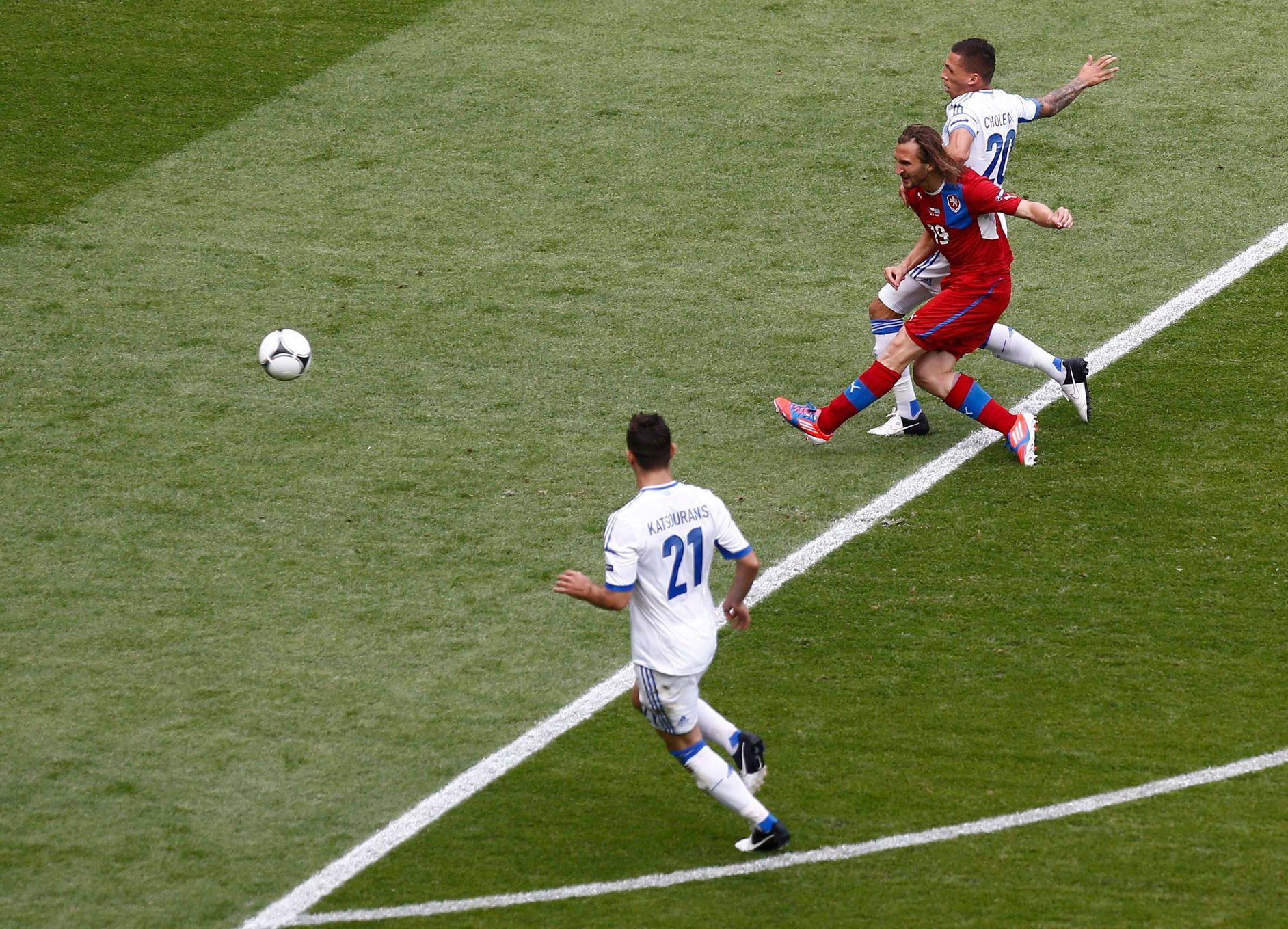 Čech Petr Jiráček střílí gól do sítě Řecka v duelu Euru 2012