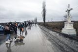 Silnice poblíž hraničního přechodu Palanca mezi Moldavskem a Ukrajinou. Jde po ní proud utečenců z ukrajinského města Oděsa a jeho okolí.