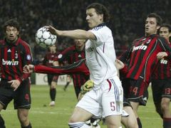 Mnichovský Daniel Van Buyten (v bílém) si zpracovává míč pro gólovou střelu, kterou zajistil svému týmu remízu v prvním zápase čtvrtfinále Ligy mistrů proti AC Milán.