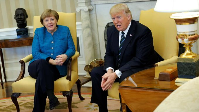 Donald Trump při tradičním focení odmítl podat Merkelové ruku.