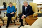 Trump odmítl podat Merkelové ruku. Podpořil NATO a opakoval, že je pro férovost v obchodech