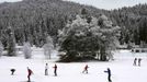 Cross country skiers ski on a track in the western Austrian village of Seefeld, some 30km (19 miles) west of Innsbruck, November 29, 2012, after the first snowfall of the season. REUTERS/ Dominic Ebenbichler (AUSTRIA - Tags: ENVIRONMENT) Published: Lis. 29, 2012, 1:17 odp.