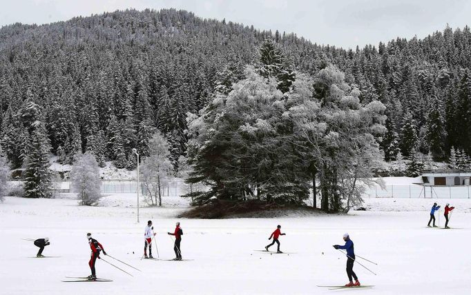 Cross country skiers ski on a track in the western Austrian village of Seefeld, some 30km (19 miles) west of Innsbruck, November 29, 2012, after the first snowfall of the season. REUTERS/ Dominic Ebenbichler (AUSTRIA - Tags: ENVIRONMENT) Published: Lis. 29, 2012, 1:17 odp.