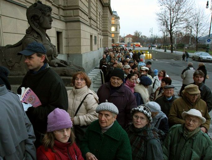 V podvečer se ve frontě na prohlídku Rudolfina čekalo asi půl hodiny. Za celý den se přišlo podívat kolem šesti tisíc lidí, odhadli pořadatelé.