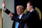 Na útěku. Úřady stále hledají střelce, který v Utahu zabil Trumpova spojence Kirka