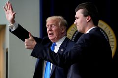 Na útěku. Úřady stále hledají střelce, který v Utahu zabil Trumpova spojence Kirka