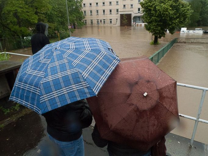 Také zde počínající povodňové inferno s obavami sledovali lidé.