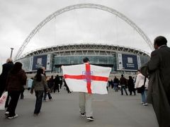 Fanoušci směřují na fotbal, opět se hraje ve Wembley.
