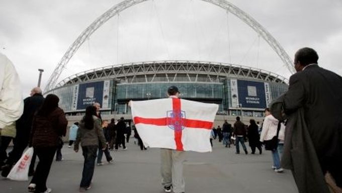 Fanoušci směřují na fotbal, opět se hraje ve Wembley.