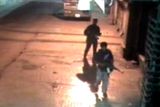 K útokům se začalo schylovat okolo 20:00 tamního času, tedy asi v 15:30 SELČ. Díváte se na televizní záběr, který ukazuje ozbrojené muže plížící se na vlakové nádraží Čhatrapatiho Šivádžího. I tady atentátníci zabíjeli.