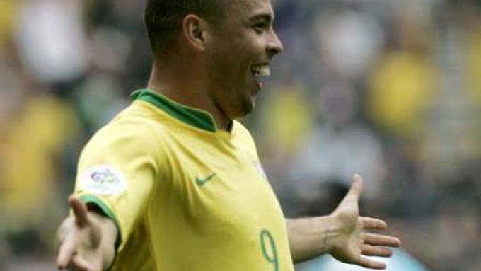 Brazilec Ronaldo se raduje z gólu v síti Ghany, jímž se stal nejlepším střelcem v historii MS.