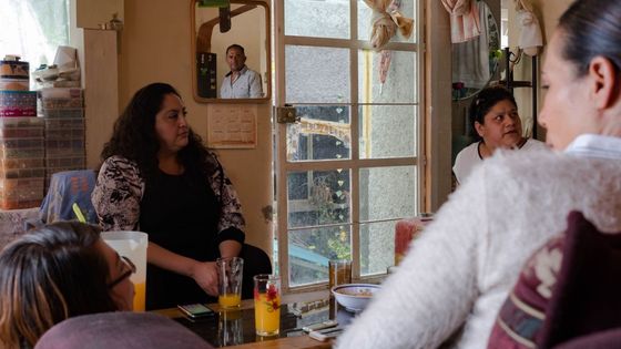 Mexičanky ve velkoměstě hovoří mnohem otevřeněji o svých pocitech i rozvodu jako možnosti, pokud se jejich manžel emigrant dlouho nevrací. Fotografie ze série Women Who Stay.