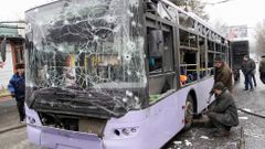 Zničený trolejbus v Doněcku