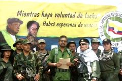 Bývalý velitel FARC vyzval k ozbrojenému boji, kolumbijský soud ho chce zatknout