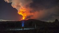 Na sicilské sopce Etna, která v poslední době projevuje mírnou aktivitu, nyní způsobují více problémů turisté a zvědavci než lávový proud.