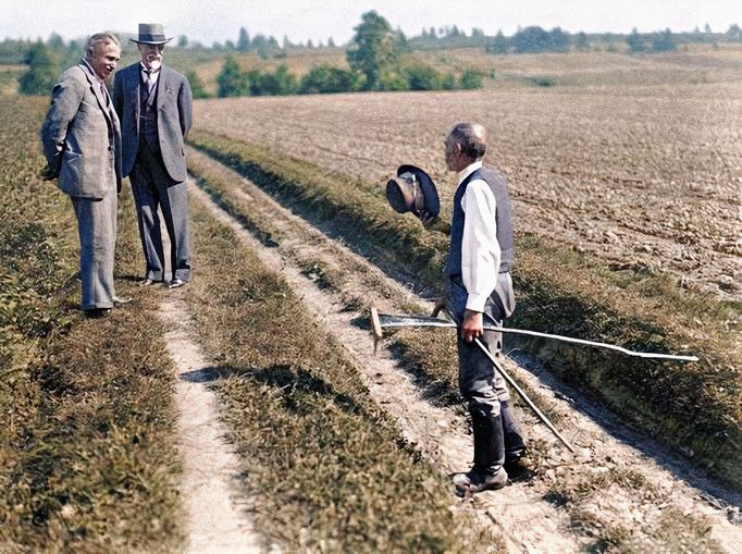 Tomáš Garrigue Masaryk (druhý zleva) v polích u Bystričky v roce 1926. Kolorováno