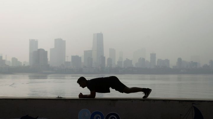 Indie se bojí další vlny. Zemi čekají obří svátky, přenos viru usnadňuje i smog