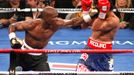 Filipínec Manny Pacquiao inkasuje tvrdý úder od Američana Timothy Bradleyho v boxerském souboji welterova váhy o titul mistra světa WBO.