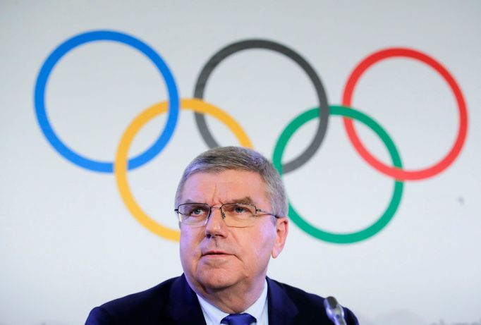 Thomas Bach na tiskové konferenci o Rusech