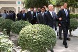 V královském paláci. S afghánským prezidentem Hamidem Karzaím (druhý zprava) se Obama setkal v neděli v Kábulu.