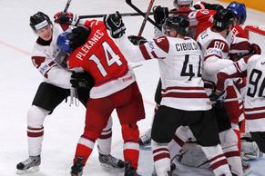 FOTO Pár rvaček a veteránský blafák. Výhra nad Lotyši