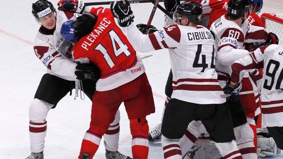 FOTO Pár rvaček a veteránský blafák. Výhra nad Lotyši