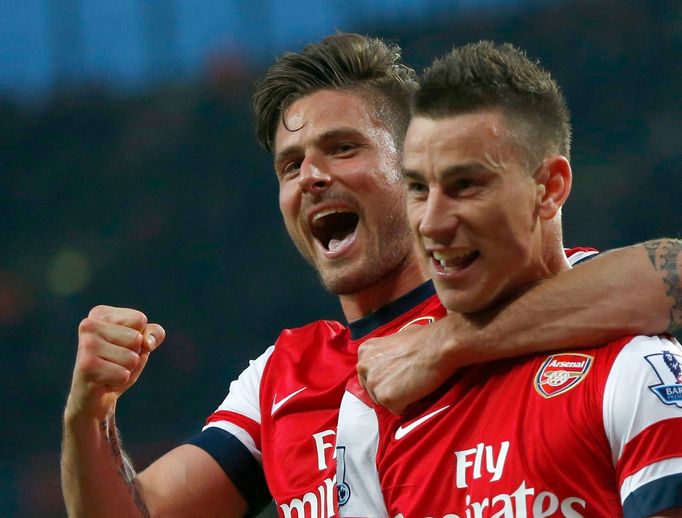 Arsenal - Newcastle (Koscielny a Giroud slaví gól)