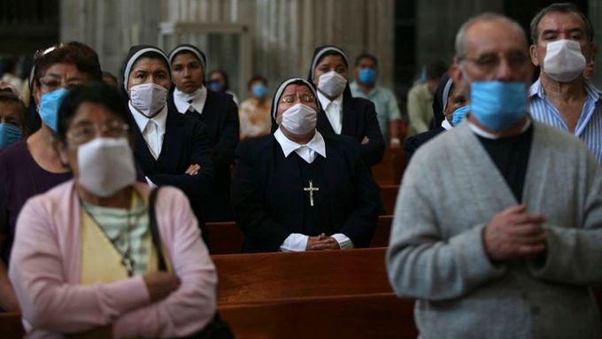 Lidé v Mexiku mají obavy z nového viru chřipky, která už tam zabila desítky lidí.