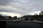 Hromadná nehoda pěti aut komplikuje dopravu u Brna ve směru na Prahu