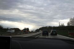 Hromadná nehoda pěti aut komplikuje dopravu u Brna ve směru na Prahu