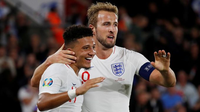 Jadon Sancho a Harry Kane slaví anglický gól v zápase kvalifikace ME 2020 s Kosovem