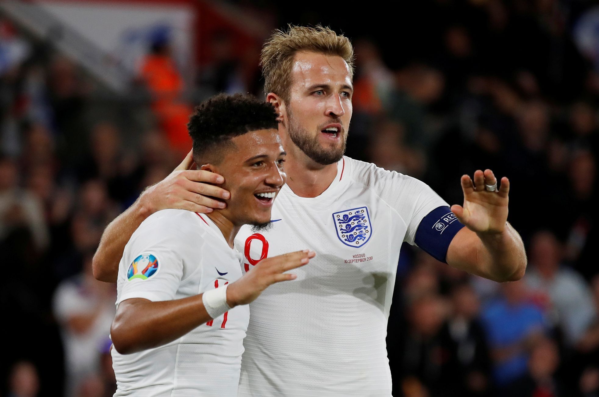 Jadon Sancho a Harry Kane slaví anglický gól v zápase kvalifikace ME 2020 s Kosovem