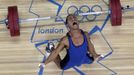 RNPS IMAGES OF THE YEAR 2012 - Micronesia's Manuel Minginfel drops weights on the men's 62Kg Group B weightlifting competition at the London 2012 Olympic Games July 30, 2012. REUTERS/Dominic Ebenbichler (BRITAIN - Tags: SPORT OLYMPICS SPORT WEIGHTLIFTING TPX IMAGES OF THE DAY) Published: Pro. 4, 2012, 1:04 dop.