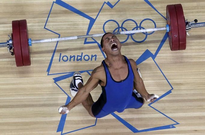 RNPS IMAGES OF THE YEAR 2012 - Micronesia's Manuel Minginfel drops weights on the men's 62Kg Group B weightlifting competition at the London 2012 Olympic Games July 30, 2012. REUTERS/Dominic Ebenbichler (BRITAIN - Tags: SPORT OLYMPICS SPORT WEIGHTLIFTING TPX IMAGES OF THE DAY) Published: Pro. 4, 2012, 1:04 dop.