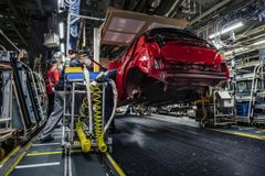 Výroba aut v Česku roste, problémy s díly ale zůstávají. Daří se elektromobilům